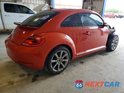 Trzecie zdjęcie samochodu z tyłu: 2016 VOLKSWAGEN BEETLE SE VIN:3VWJ17AT1GM624784 - miniatura