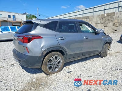 Trzecie zdjęcie samochodu z tyłu: 2023 KIA SELTOS LX VIN:KNDEPCAA1P7424847 - miniatura