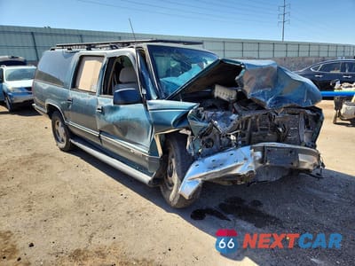 Czwarte zdjęcie samochodu z boku: 1999 CHEVROLET SUBURBAN K1500 VIN:1GNFK16R7XJ541462 - miniatura