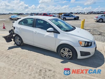 Czwarte zdjęcie samochodu z boku: 2012 CHEVROLET SONIC LT VIN:1G1JC5SB8C4198226 - miniatura