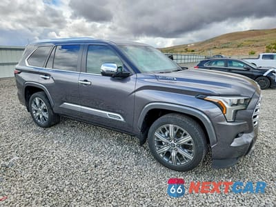 Czwarte zdjęcie samochodu z boku: 2024 TOYOTA SEQUOIA CAPSTONE VIN:7SVAAABA9RX040245 - miniatura
