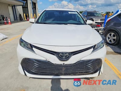 Piąte zdjęcie samochodu w środku: 2019 TOYOTA CAMRY LE VIN:4T1B11HK4KU810787 - miniatura