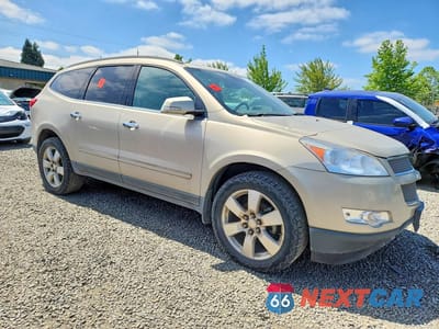 Czwarte zdjęcie samochodu z boku: 2010 CHEVROLET TRAVERSE LTZ VIN:1GNLVHED5AJ262415 - miniatura
