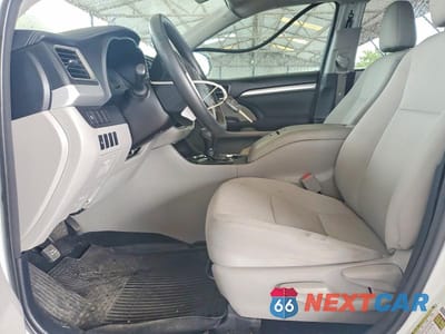 Zdjęcie 7 z 12 samochodu: 2017 TOYOTA HIGHLANDER LE VIN:5TDZARFH0HS030730 - miniatura