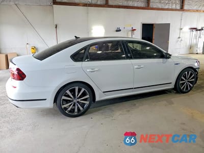 Trzecie zdjęcie samochodu z tyłu: 2018 VOLKSWAGEN PASSAT GT VIN:1VWJM7A33JC038619 - miniatura