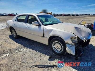 Czwarte zdjęcie samochodu z boku: 2000 LINCOLN TOWN CAR VIN:1LNHM83W0YY938434 - miniatura