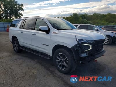 Czwarte zdjęcie samochodu z boku: 2024 CHEVROLET SUBURBAN K1500 Z71 VIN:1GNSKDKD0RR217994 - miniatura
