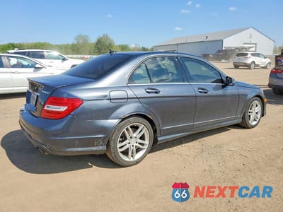 Trzecie zdjęcie samochodu z tyłu: 2013 MERCEDES-BENZ C 300 4MATIC VIN:WDDGF8AB1DA881244 - miniatura