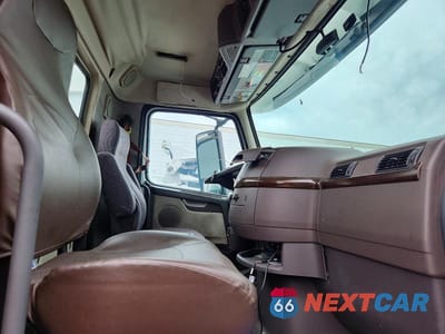 Piąte zdjęcie samochodu w środku: 2016 VOLVO VNL SEMI TRUCK VIN:4V4N39TG7GN965630 - miniatura