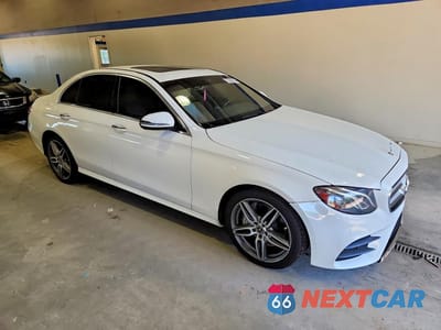 Czwarte zdjęcie samochodu z boku: 2019 MERCEDES-BENZ E 300 4MATIC VIN:WDDZF4KB7KA526320 - miniatura