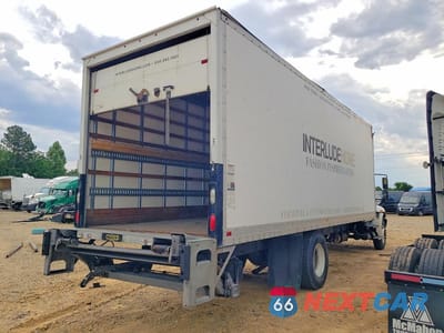 Trzecie zdjęcie samochodu z tyłu: 2019 INTERNATIONAL 4300 BOX TRUCK VIN:1HTMMMML0KH602390 - miniatura