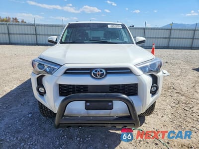 Piąte zdjęcie samochodu w środku: 2023 TOYOTA 4RUNNER SR5 VIN:JTEMU5JR7P6133714 - miniatura