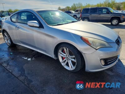 Czwarte zdjęcie samochodu z boku: 2010 HYUNDAI GENESIS COUPE 3.8L VIN:KMHHU6KH9AU017334 - miniatura