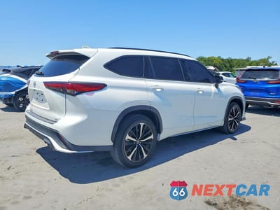 Trzecie zdjęcie samochodu z tyłu: 2022 TOYOTA HIGHLANDER XSE VIN:5TDLZRAH8NS132598 - miniatura