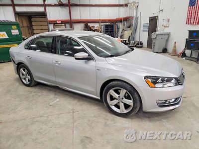 Czwarte zdjęcie samochodu z boku: 2015 VOLKSWAGEN PASSAT S VIN:1VWAT7A37FC104938 - miniatura