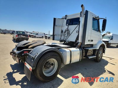 Czwarte zdjęcie samochodu z boku: 2020 VOLVO VNR SEMI TRUCK VIN:4V4W39EH6LN262282 - miniatura