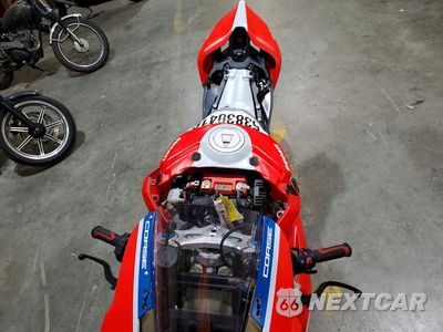 Piąte zdjęcie samochodu w środku: 2019 DUCATI PANIGALE V4 VIN:ZDMDAGNWXKB006551 - miniatura