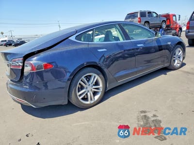 Trzecie zdjęcie samochodu z tyłu: 2013 TESLA MODEL S VIN:5YJSA1AG9DFP04681 - miniatura