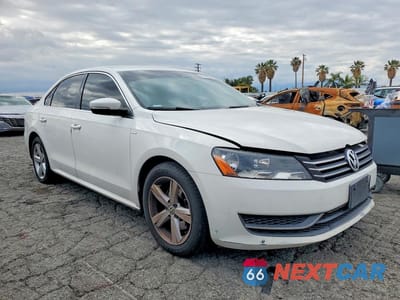 Czwarte zdjęcie samochodu z boku: 2014 VOLKSWAGEN PASSAT S VIN:1VWAT7A35EC052188 - miniatura