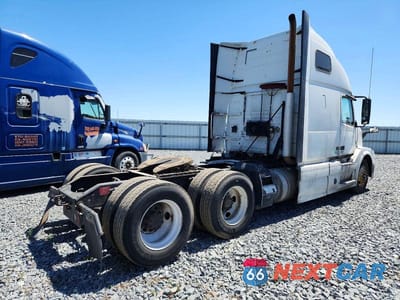 Czwarte zdjęcie samochodu z boku: 2016 VOLVO VNL SEMI TRUCK VIN:4V4NC9EH4GN953909 - miniatura