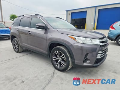 Czwarte zdjęcie samochodu z boku: 2019 TOYOTA HIGHLANDER LE VIN:5TDZARFH0KS053545 - miniatura