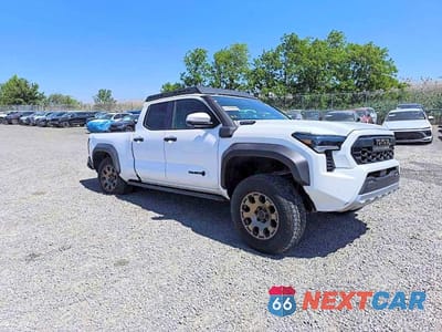 Trzecie zdjęcie samochodu z tyłu: 2024 TOYOTA TACOMA TRAILHUNTER HV VIN:3TYLF5LN9RT005048 - miniatura