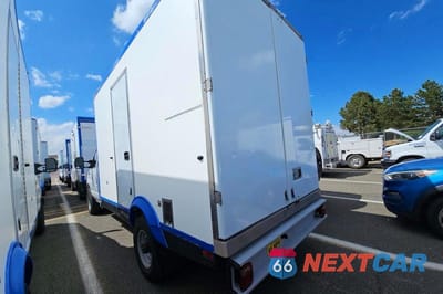 Trzecie zdjęcie samochodu z tyłu: 2023 FORD ECONOLINE E350 SUPER DUTY CUTAWAY VAN VIN:1FDWE3FK9PDD08532 - miniatura