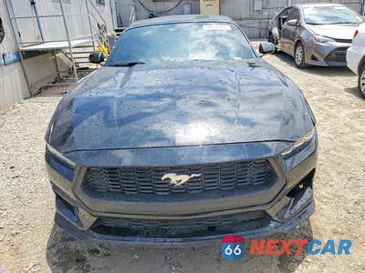 Piąte zdjęcie samochodu w środku: 2025 FORD MUSTANG VIN:1FAGP8UH9S5103597 - miniatura