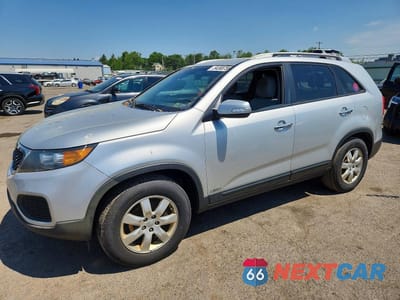 2013 KIA SORENTO LX 5XYKTDA25DG311365 - główne zdjęcie licytacji z USA - miniatura