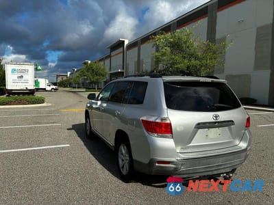 Trzecie zdjęcie samochodu z tyłu: 2011 TOYOTA HIGHLANDER BASE VIN:5TDZA3EH7BS011047 - miniatura