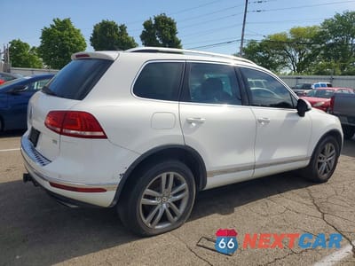 Trzecie zdjęcie samochodu z tyłu: 2015 VOLKSWAGEN TOUAREG V6 VIN:WVGEF9BP1FD007460 - miniatura