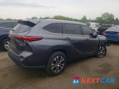 Trzecie zdjęcie samochodu z tyłu: 2022 TOYOTA HIGHLANDER XLE VIN:5TDGZRAH1NS550678 - miniatura
