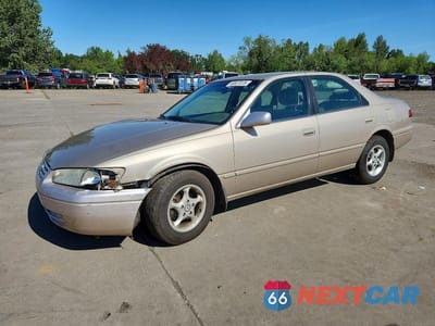 1999 TOYOTA CAMRY LE JT2BG22K3X0360400 - główne zdjęcie licytacji z USA - miniatura