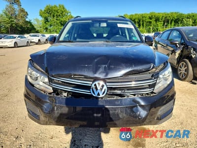 Piąte zdjęcie samochodu w środku: 2017 VOLKSWAGEN TIGUAN S VIN:WVGAV7AX8HK043703 - miniatura