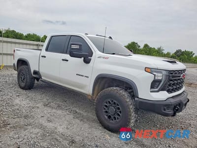 Czwarte zdjęcie samochodu z boku: 2024 CHEVROLET SILVERADO K2500 ZR2 VIN:1GC4YYEY4RF413637 - miniatura