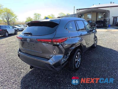 Czwarte zdjęcie samochodu z boku: 2023 TOYOTA HIGHLANDER XLE VIN:5TDKDRAH4PS029336 - miniatura