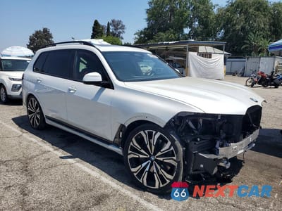 Czwarte zdjęcie samochodu z boku: 2025 BMW X7 XDRIVE40I VIN:5UX23EM01S9Z34687 - miniatura