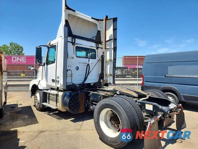 Trzecie zdjęcie samochodu z tyłu: 2017 VOLVO VNL SEMI TRUCK VIN:4V4N39TGXHN987994 - miniatura