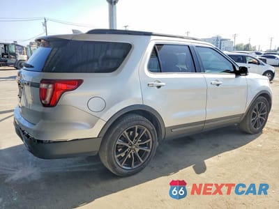 Trzecie zdjęcie samochodu z tyłu: 2017 FORD EXPLORER XLT VIN:1FM5K7D83HGE12498 - miniatura