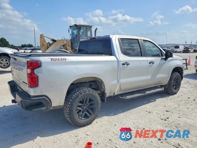 Trzecie zdjęcie samochodu z tyłu: 2021 CHEVROLET SILVERADO K1500 TRAIL BOSS CUSTOM VIN:1GCPYCEF8MZ277311 - miniatura