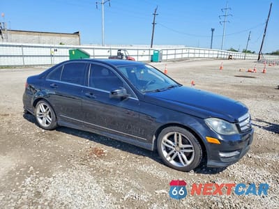 Czwarte zdjęcie samochodu z boku: 2012 MERCEDES-BENZ C 300 4MATIC VIN:WDDGF8BBXCR204711 - miniatura