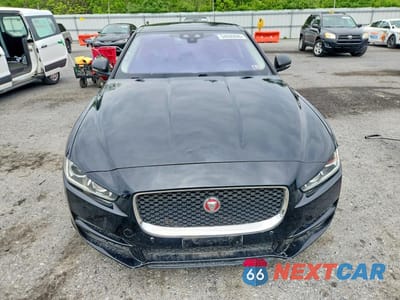 Piąte zdjęcie samochodu w środku: 2017 JAGUAR XE PREMIUM VIN:SAJAJ4BNXHA974898 - miniatura