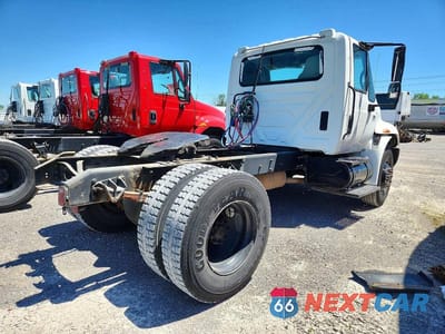 Czwarte zdjęcie samochodu z boku: 2002 INTERNATIONAL 4400 SEMI TRUCK VIN:1HSMKAAN72H533101 - miniatura
