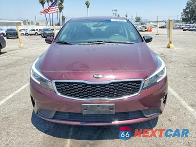 Piąte zdjęcie samochodu w środku: 2018 KIA FORTE LX VIN:3KPFK4A7XJE222707 - miniatura