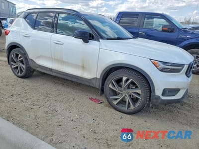 Czwarte zdjęcie samochodu z boku: 2020 VOLVO XC40 T5 R-DESIGN VIN:YV4162UM1L2260442 - miniatura