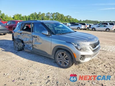 Czwarte zdjęcie samochodu z boku: 2023 KIA SELTOS VIN:KNDEU2AA2P7392106 - miniatura