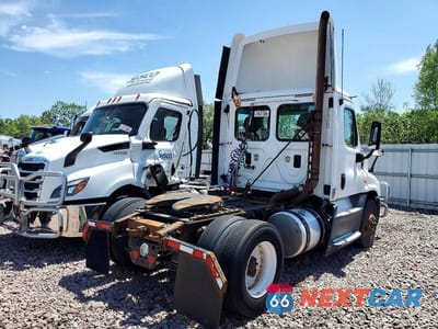 Czwarte zdjęcie samochodu z boku: 2016 FREIGHTLINER CASCADIA 125 SEMI TRUCK VIN:1FUBGEDV2GLHC5803 - miniatura