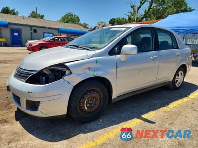 2011 NISSAN VERSA 1.8 S 3N1BC1AP0BL451083 - główne zdjęcie licytacji z USA - miniatura