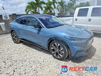 Czwarte zdjęcie samochodu z boku: 2023 FORD MUSTANG MACH-E PREMIUM VIN:3FMTK3R71PMA12654 - miniatura