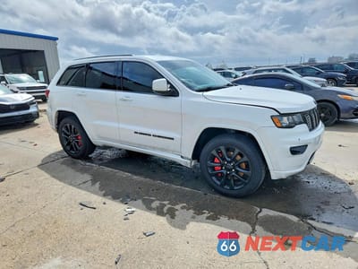 Czwarte zdjęcie samochodu z boku: 2022 JEEP GRAND CHEROKEE LAREDO E VIN:1C4RJEAGXNC127423 - miniatura